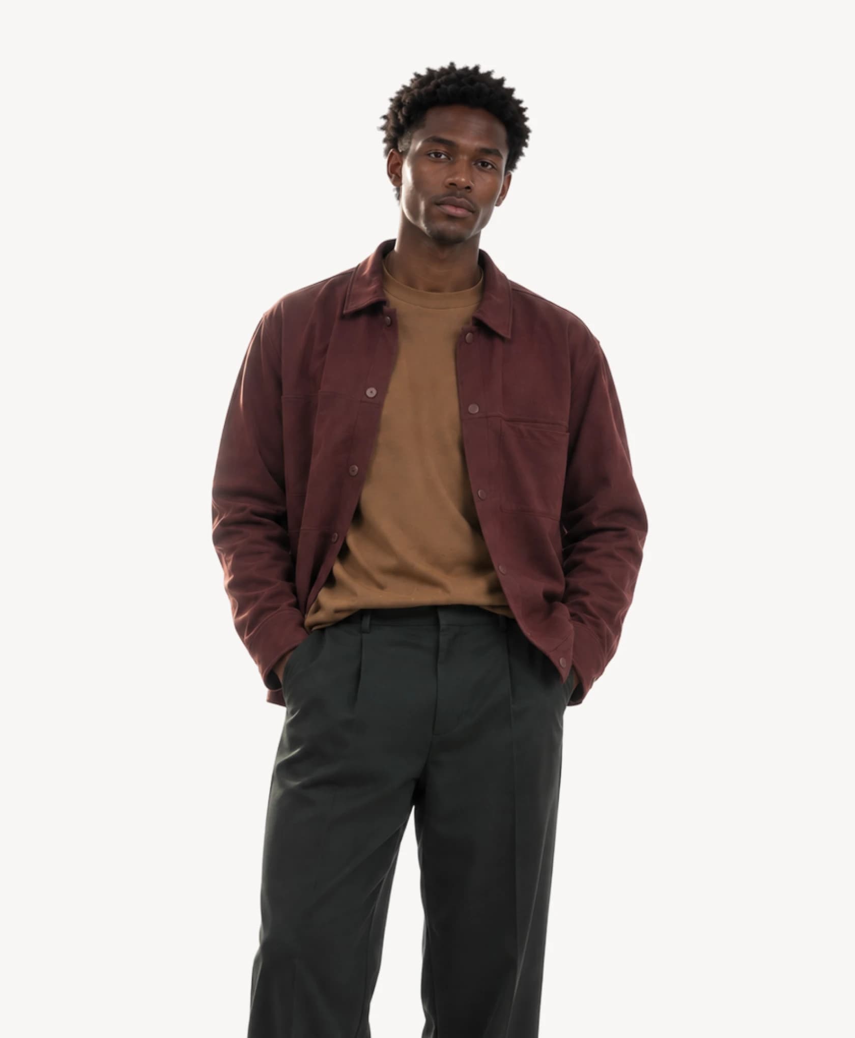 Pracovní outfit pro sezónu Pravý podzim a lichoběžníkovou postavu: vínový overshirt rozepnutý přes hnědé tričko, k tomu tmavě olivové kalhoty.